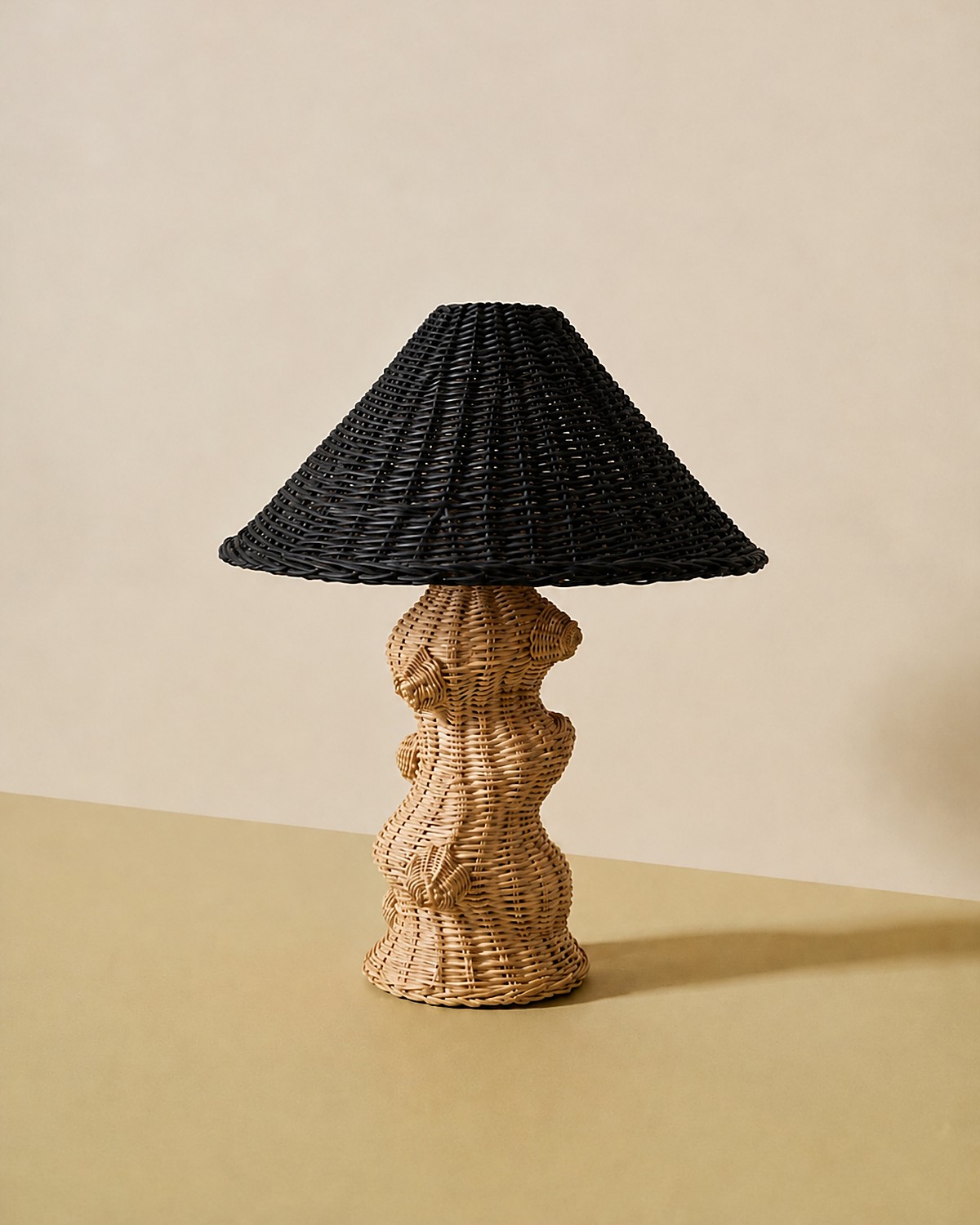Volcán Table Lamp · Black